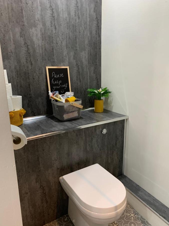 The Greens Apartment Farnworth Buitenkant foto