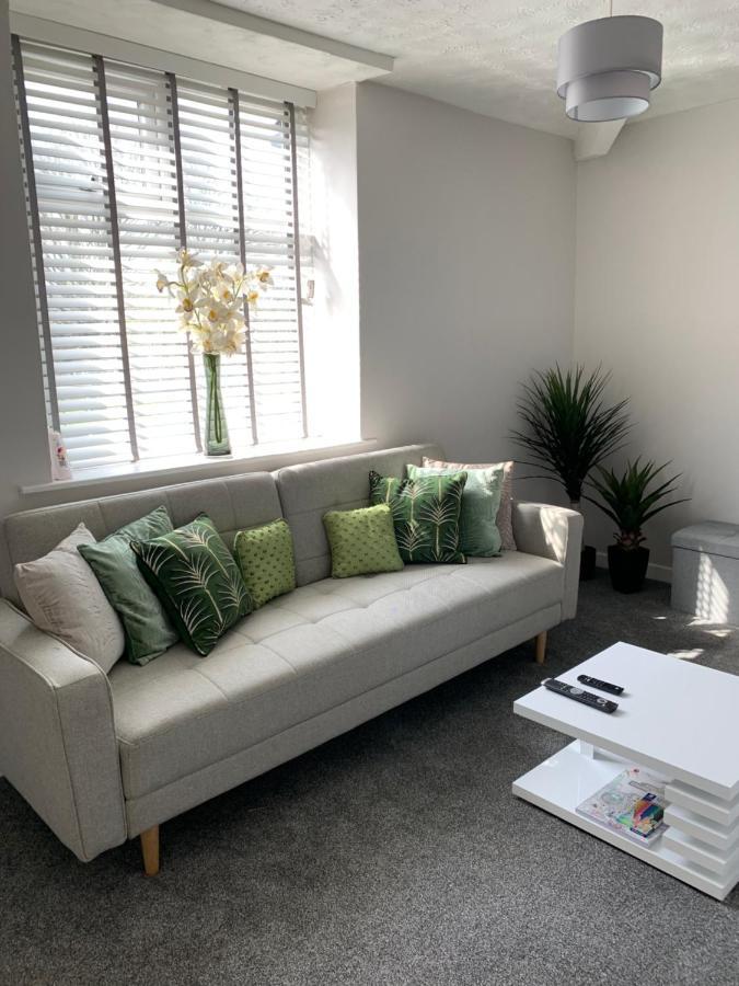 The Greens Apartment Farnworth Buitenkant foto